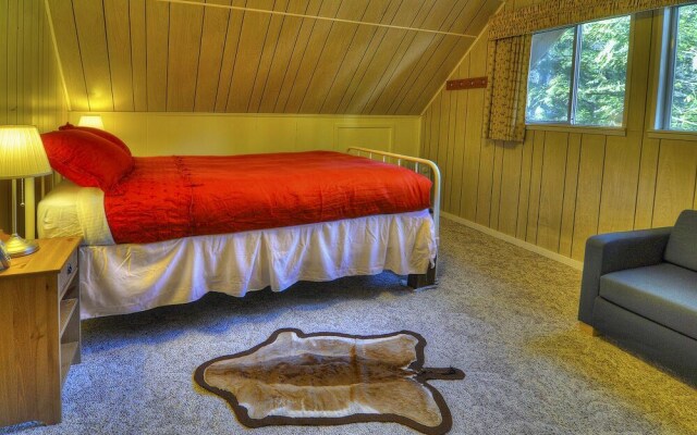 Red Hawk Hideaway - Two Bedroom Cabin with Hot Tub