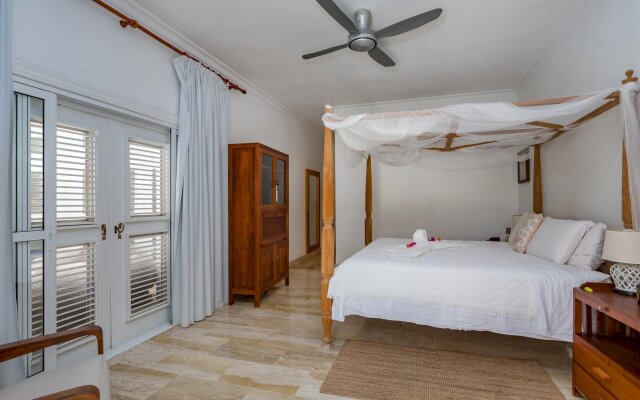 5-star villa near Playa Blanca and Serena Beach – with golf, ping-pong, pool, maid