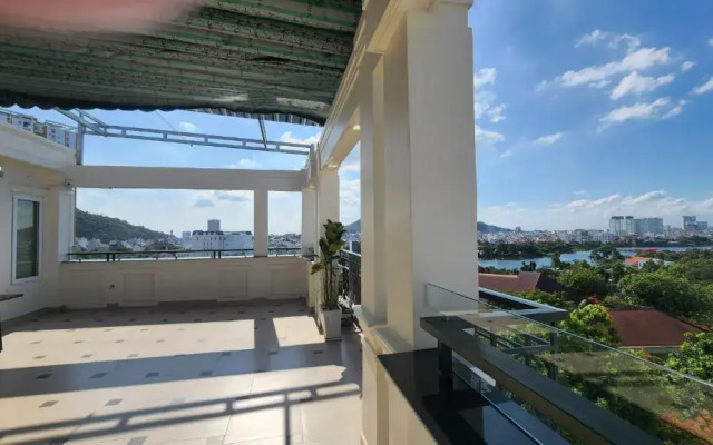 Caroline Beach Vung Tau