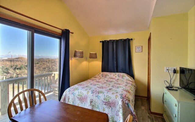28 Beach Lookout Studio Bedroom Condo by RedAwning