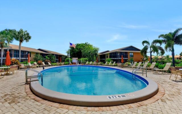 Relaxing Condo With two Pools and Steps to Beach