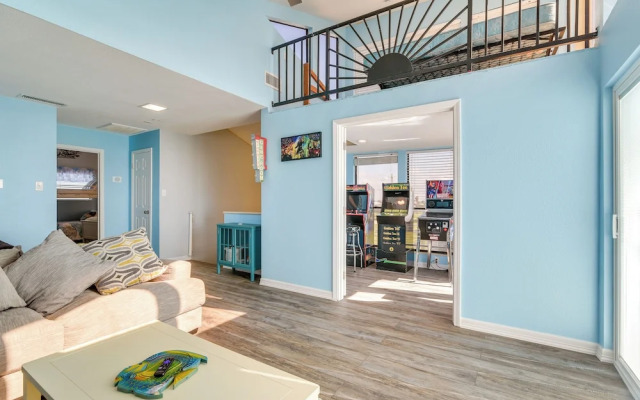 Walk to Beach: Family-friendly Galveston Home!