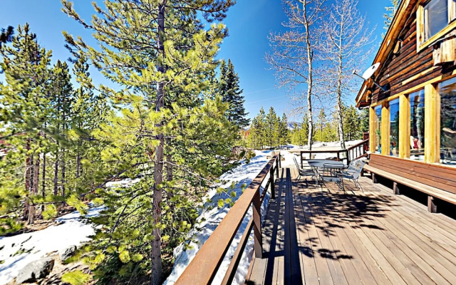 Secluded Mountain-view Log , Near Snow Trails 2 Bedroom Home - фото 3