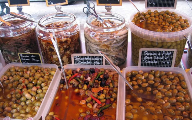 Cozy Holiday Home in Noves with Swimming Pool