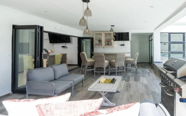 Private Modern 10 bdrm Home tucked away in Sandton