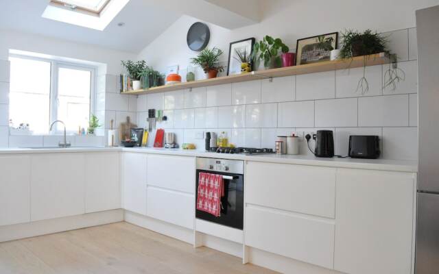 Fantastic 2 Bedroom 2 Storey House In Tooting