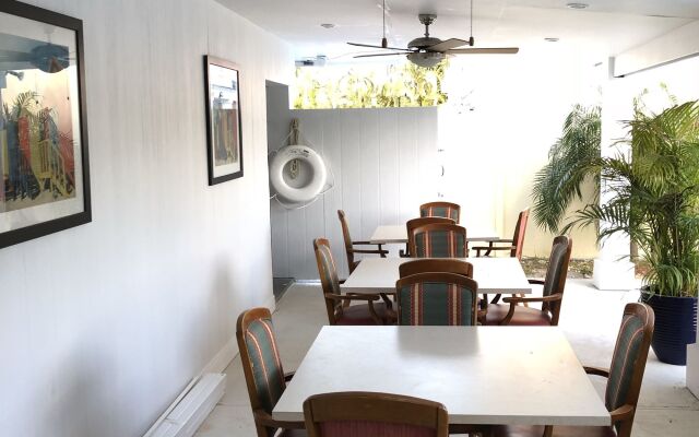 The Colony Club Inn & Suites