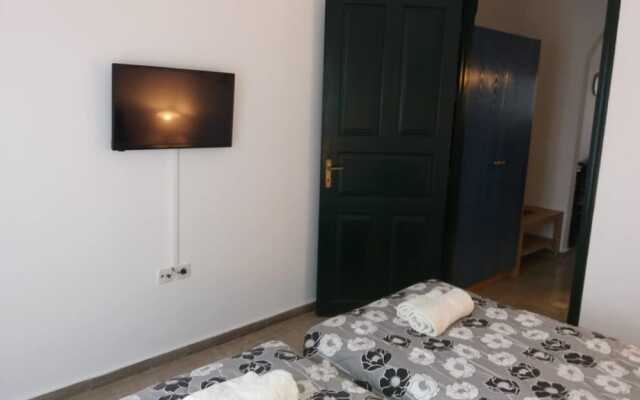 Cafe Greco Studios & Apartments