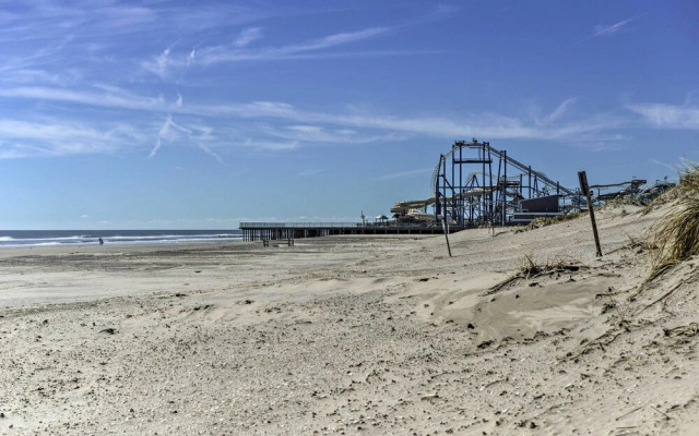 Spacious Wildwood Townhome w/ Covered Balcony