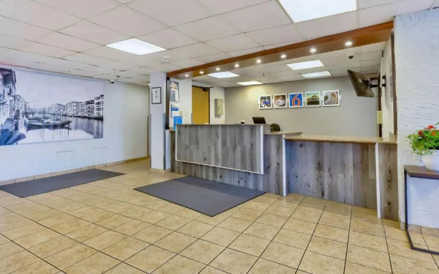 Days Inn Glendale/Milwaukee N. Area