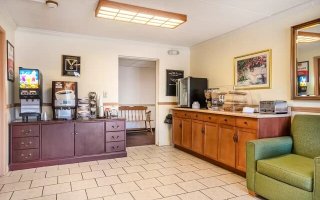 Econo Lodge Inn & Suites Windsor Locks Bradley Airport