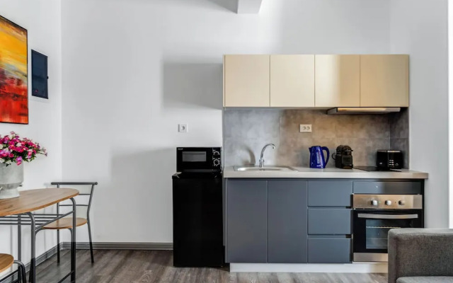 Sanders Center - Nice Studio Apt With Balcony