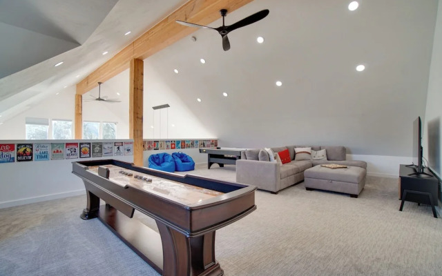 Modern Donnelly Cabin w/ Private Hot Tub