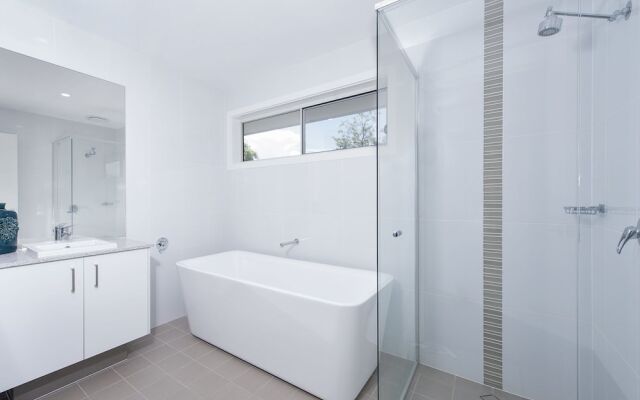 Big Wave, 8 Achilles Street