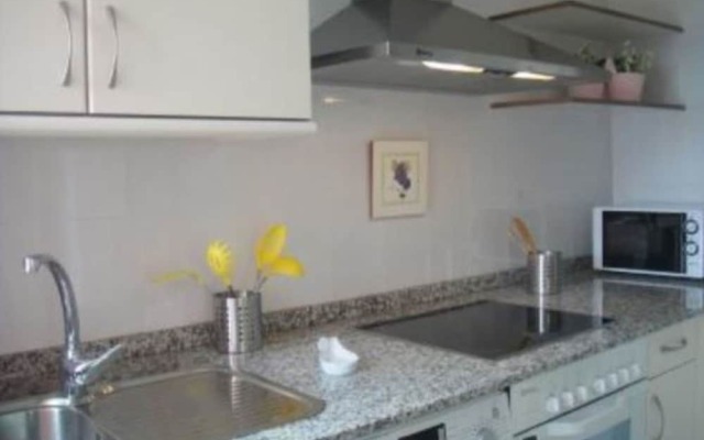 Ares 100587 2 Bedroom Apartment By Mo Rentals