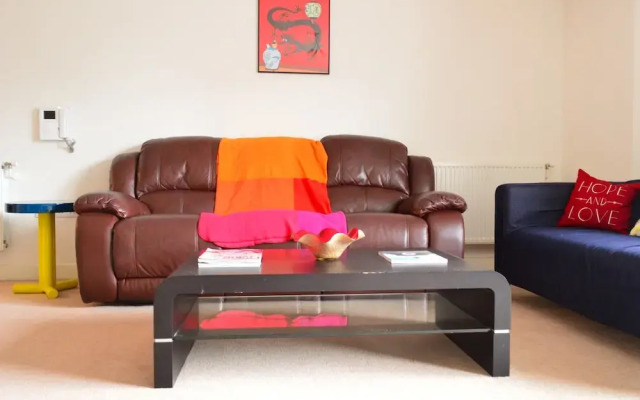 Modern 3 Bedroom Apartment on Dalston Square