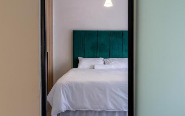 Lovely 1 Modern bedroom in Waterfall City