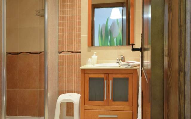 Spacious Villa in Sayalonga with Jacuzzi