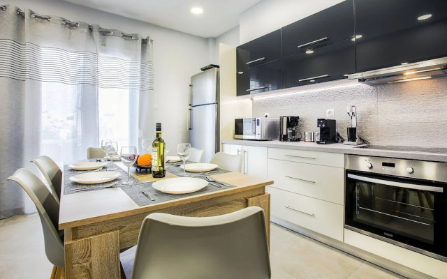 Spacious 3-Bedroom Apartment Near the Train