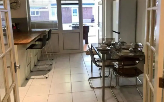 Spacious 3BR Home in Bedford for Big Groups