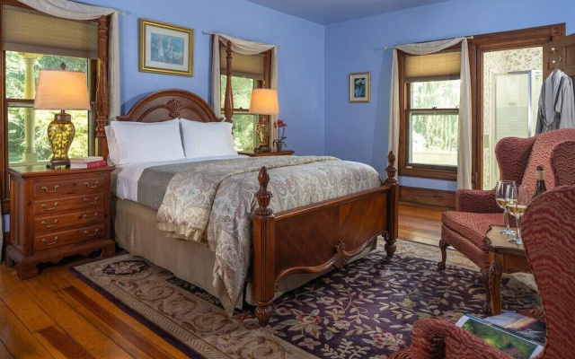 Honey Hill Inn & Cabins at Engadine