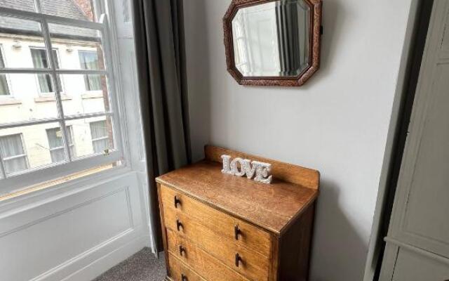 Stylish 2nd Floor Georgian 1 Bedroom Apartment