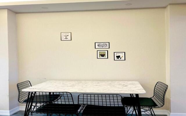 LUXE Bright 2bdr in Center