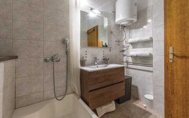 Beautiful Home in Vinisce With Wifi and 4 Bedrooms