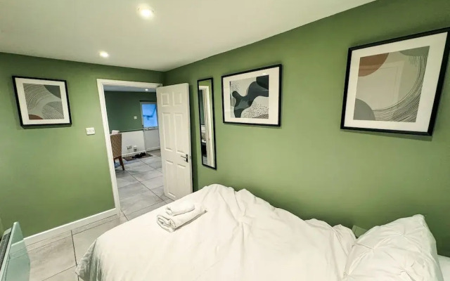 5 Minute Walk To Reading Station