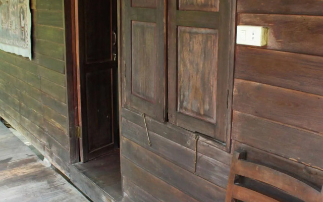 Thai Teak House Garden Homestay