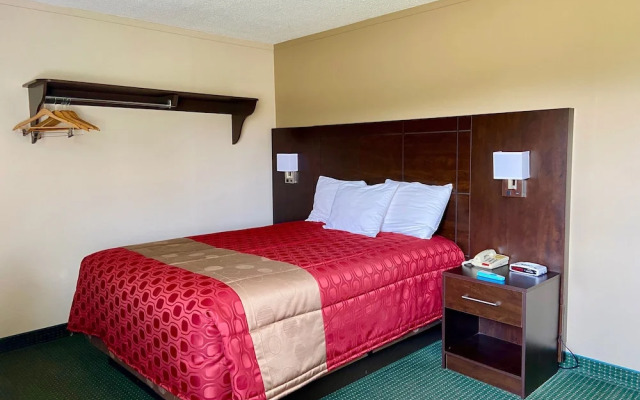 Colonial House Motor Inn