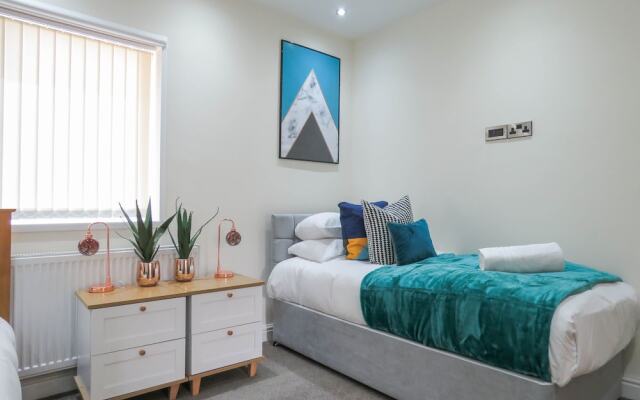 Tudors eSuites Birmingham Townhouse Private Garden Free Parking