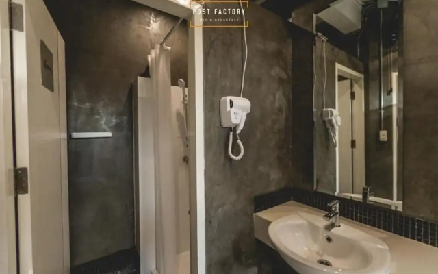 Post Factory Bed & Breakfast Sathorn Hostel - Adults Only