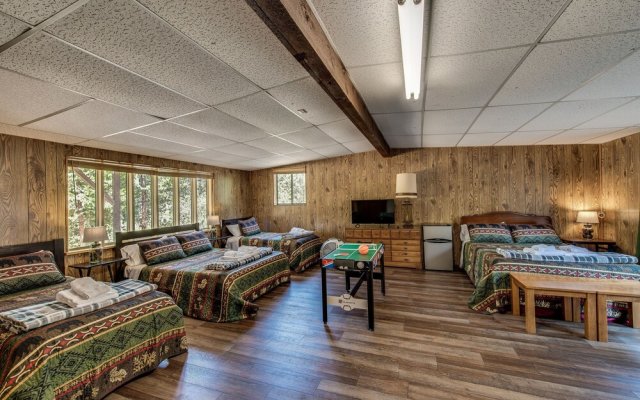 Grizzly Blair Lodge - YPET FRIENDLY - 1/2 Acre of Space and Close to Marina Beach by Yosemite Region Resorts