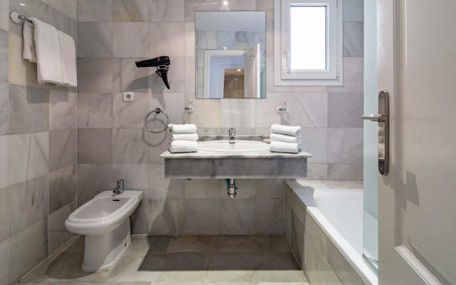 PR20 - Beach front flat Puerto Banus