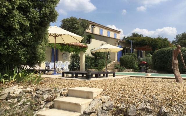 Charming Villa in Villes-sur-Auzon with Swimming Pool