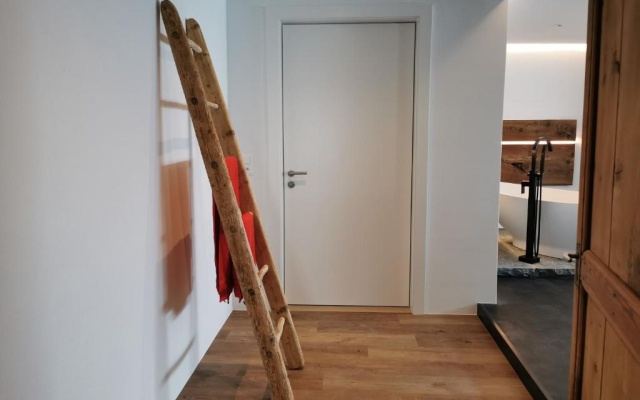 Romantic standalone 5 room cottage in Valposchiavo – Guest Rooms – Poschiavo
