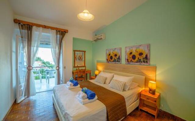 Zeus Pool Apartments