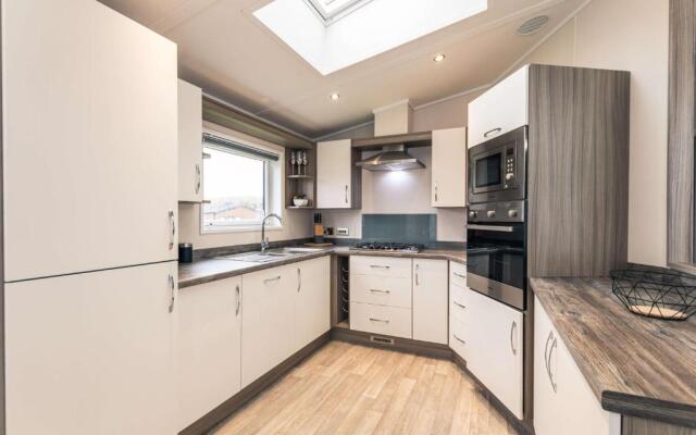 Moore Lodge with Hot Tub