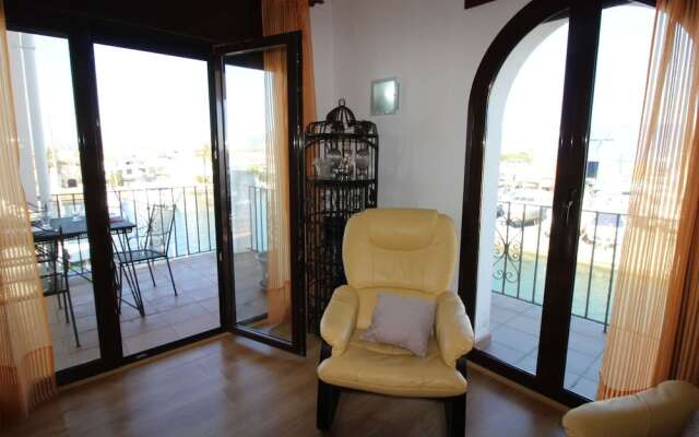 Comely Holiday Home in Empuriabrava With Barbecue