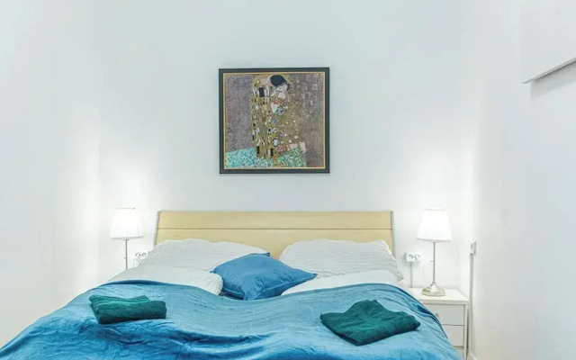 Elegant 2BR Apt Steps from Westbahnhof