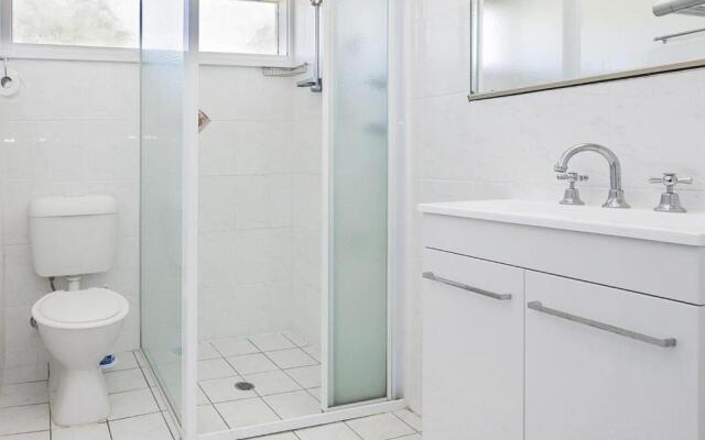 'Matilda' - Spacious & centrally located with great lake views