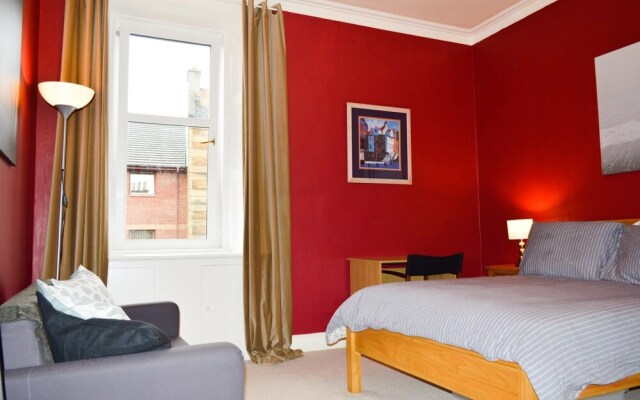 Colourful 1 Bedroom Apartment Near Edinburgh Centre