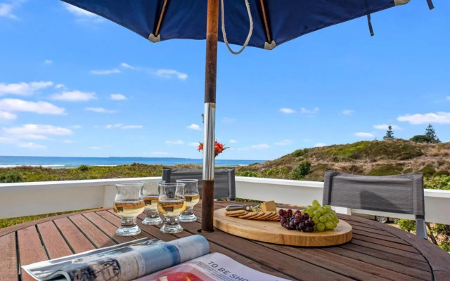 Oceanside Bach - Mount Maunganui Holiday Home