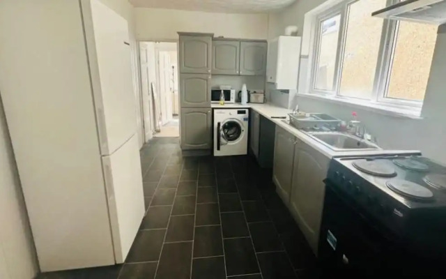Spacious 5 Bedroom House in Swansea