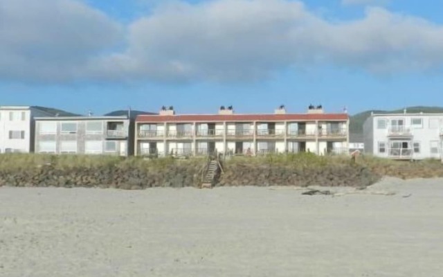 Tradewinds Motel