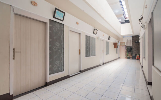 RedDoorz Syariah near BTC Fashion Mall