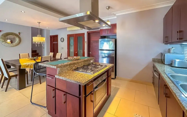 Incredible 3 BR Penthouse w BBQ Jacuzzi