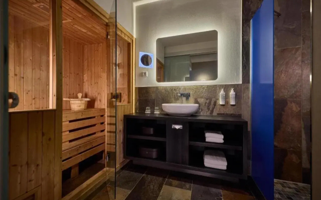 Haven Hotel Rotterdam, Curio Collection by Hilton