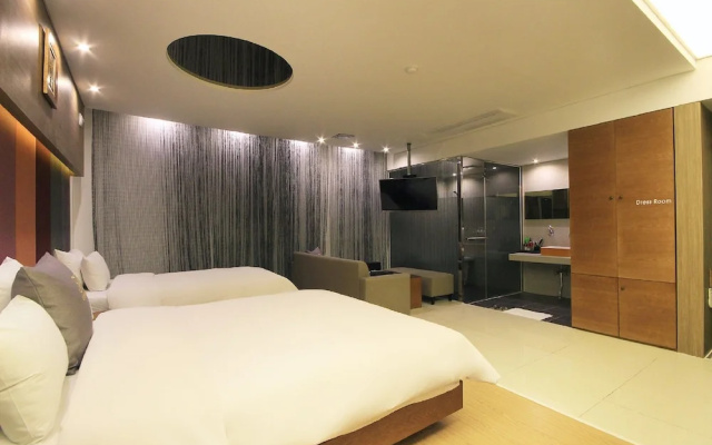 H Drive Hotel